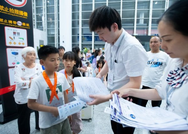顺阳网 图片新闻｜万州：无陪伴儿童出行高峰 多项贴心服务护航 “单飞” 之旅